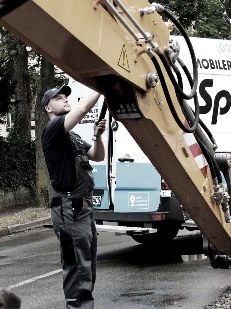 On-site servicing of hydraulic machines